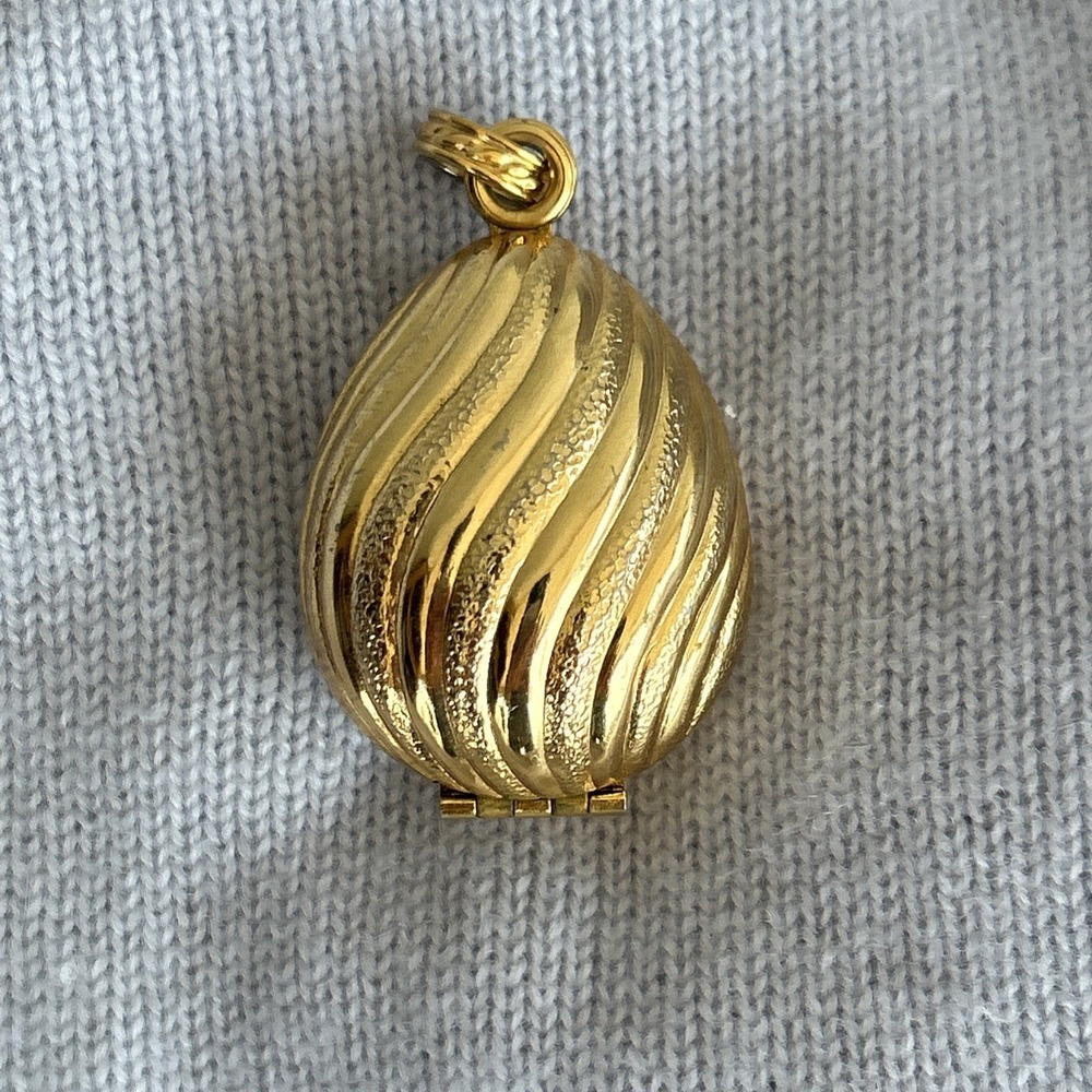 Vintage Avon Gold Tone Egg Shaped‎ Locket